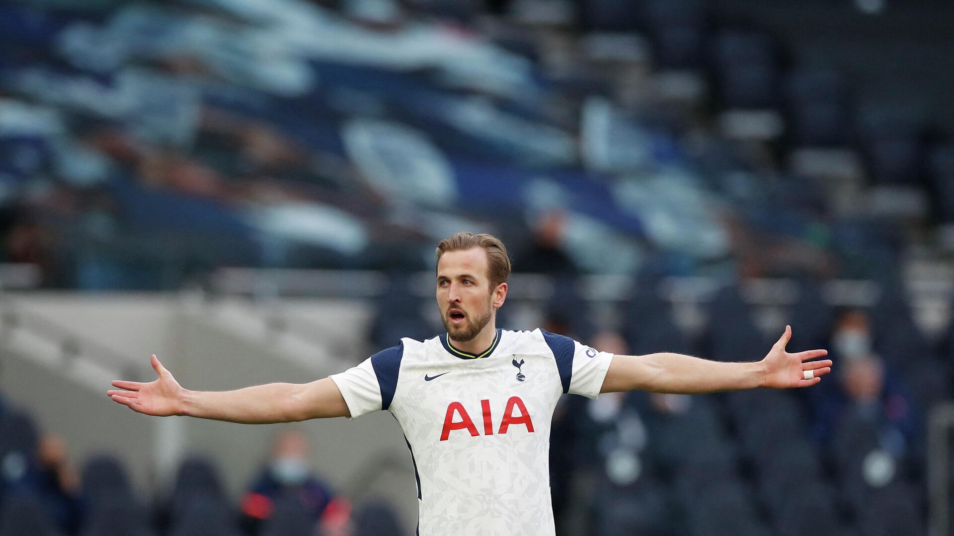 (FILES) In this file photo taken on May 19, 2021 Tottenham Hotspur's English striker Harry Kane reacts during the English Premier League football match between Tottenham Hotspur and Aston Villa at Tottenham Hotspur Stadium in London. - Harry Kane announced on August 25, 2021, he will remain at Tottenham this season, ending speculation over his future with Manchester City interested in the England captain. (Photo by PAUL CHILDS / POOL / AFP) / RESTRICTED TO EDITORIAL USE. No use with unauthorized audio, video, data, fixture lists, club/league logos or 'live' services. Online in-match use limited to 120 images. An additional 40 images may be used in extra time. No video emulation. Social media in-match use limited to 120 images. An additional 40 images may be used in extra time. No use in betting publications, games or single club/league/player publications. /  - РИА Новости, 1920, 27.08.2021