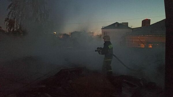Сотрудники МЧС во время ликвидации пожара в пятиэтажном жилом доме в Екатеринбурге