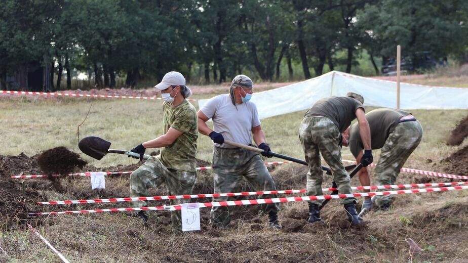 Раскопки на месте массовых стихийных захоронениях жертв конфликта в Донбассе - РИА Новости, 1920, 27.08.2021