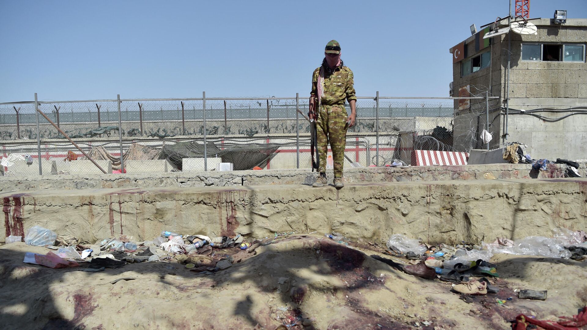 Боевик Талибана*  на месте взрыва возле аэропорта Кабула - РИА Новости, 1920, 27.08.2021