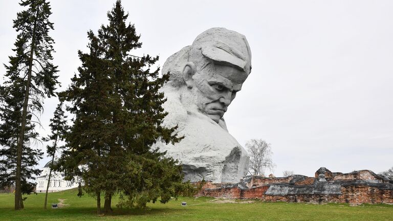 Памятник защитникам Брестской крепости на территории мемориального комплекса Брестская крепость – герой