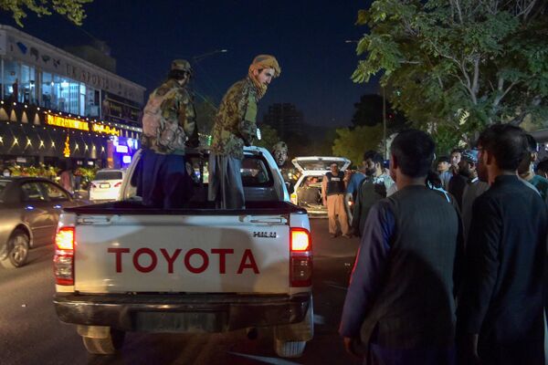 Бойцы Талибана* около госпиталя в Кабуле 