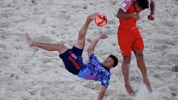 Игровой момент в матче ЧМ по пляжному футболу между сборными Японии и Таити