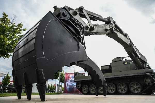 Универсальная бронированная инженерная машина (УБИМ) на выставке вооружений международного военно-технического форума Армия-2021 в военно-патриотическом парке Патриот в подмосковной Кубинк