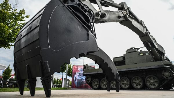 Универсальная бронированная инженерная машина (УБИМ) на выставке вооружений международного военно-технического форума Армия-2021 в военно-патриотическом парке Патриот в подмосковной Кубинк