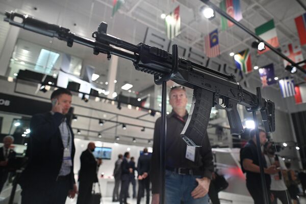 Автомат концерна Калашников АК-12 на выставке вооружений международного военно-технического форума Армия-2021 в военно-патриотическом парке Патриот в подмосковной Кубинке