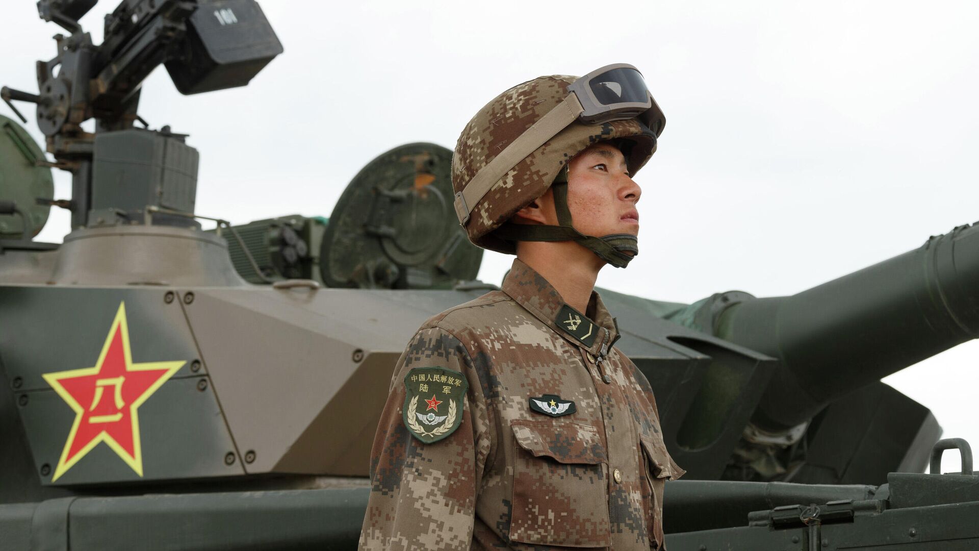 Китайский военнослужащий у основного боевого танка Type 99 - РИА Новости, 1920, 16.12.2021