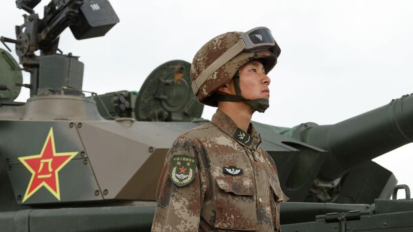 Китайский военнослужащий у основного боевого танка Type 99