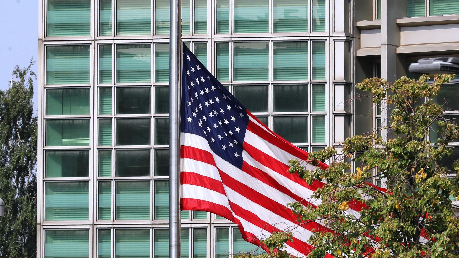 Приспущенный флаг у здания посольства США в Москве  - РИА Новости, 1920, 02.10.2021