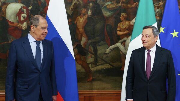 Министр иностранных дел РФ Сергей Лавров и председатель Совета министров Италии Марио Драги во время встречи в Риме