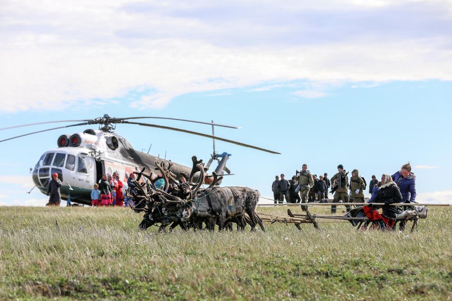 Оленеводы встречают вертолет из Нарьян-Мара