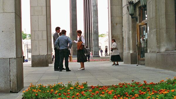 У входа в Российскую государственную библиотеку на улице Воздвиженка в Москве