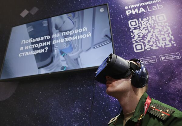 Военнослужащий в очках виртуальной реальности на стенде МИА Россия сегодня во время презентации VR-проектов RIA Lab в рамках международного военно-технического форума Армия-2021 в Московской области