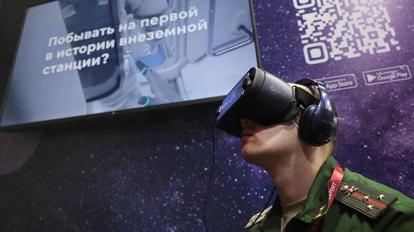 Военнослужащий в очках виртуальной реальности на стенде МИА Россия сегодня во время презентации VR-проектов RIA Lab в рамках международного военно-технического форума Армия-2021 в Московской области