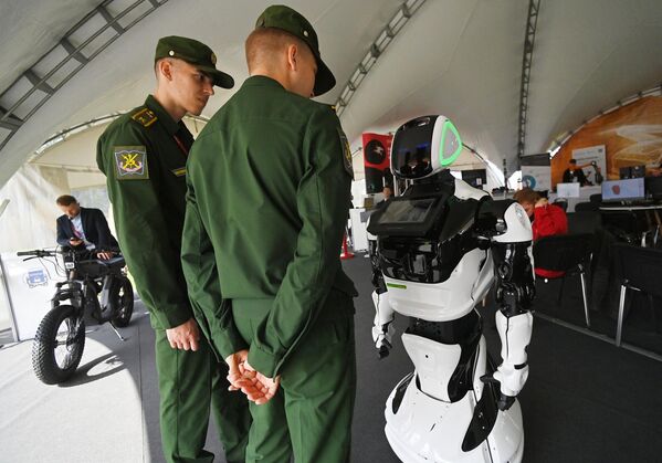 Робот-консультант, представленный на открытой экспозиционной площадке Конгрессно-выставочного центра Патриот в рамках международного военно-технического форума Армия-2021