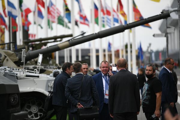 Посетители международного военно-технического форума Армия-2021 на открытой экспозиционной площадке Конгрессно-выставочного центра Патриот