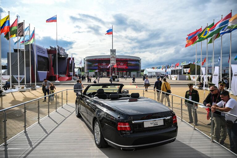 Автомобиль Aurus Senat на выставке вооружений международного военно-технического форума Армия-2021 в военно-патриотическом парке Патриот в подмосковной Кубинке