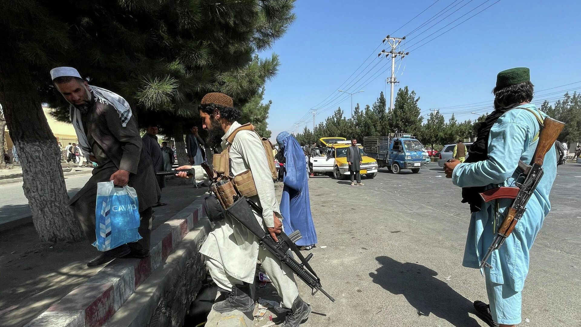 Боевики Талибана* в районе аэропорта Кабула - РИА Новости, 1920, 30.08.2021