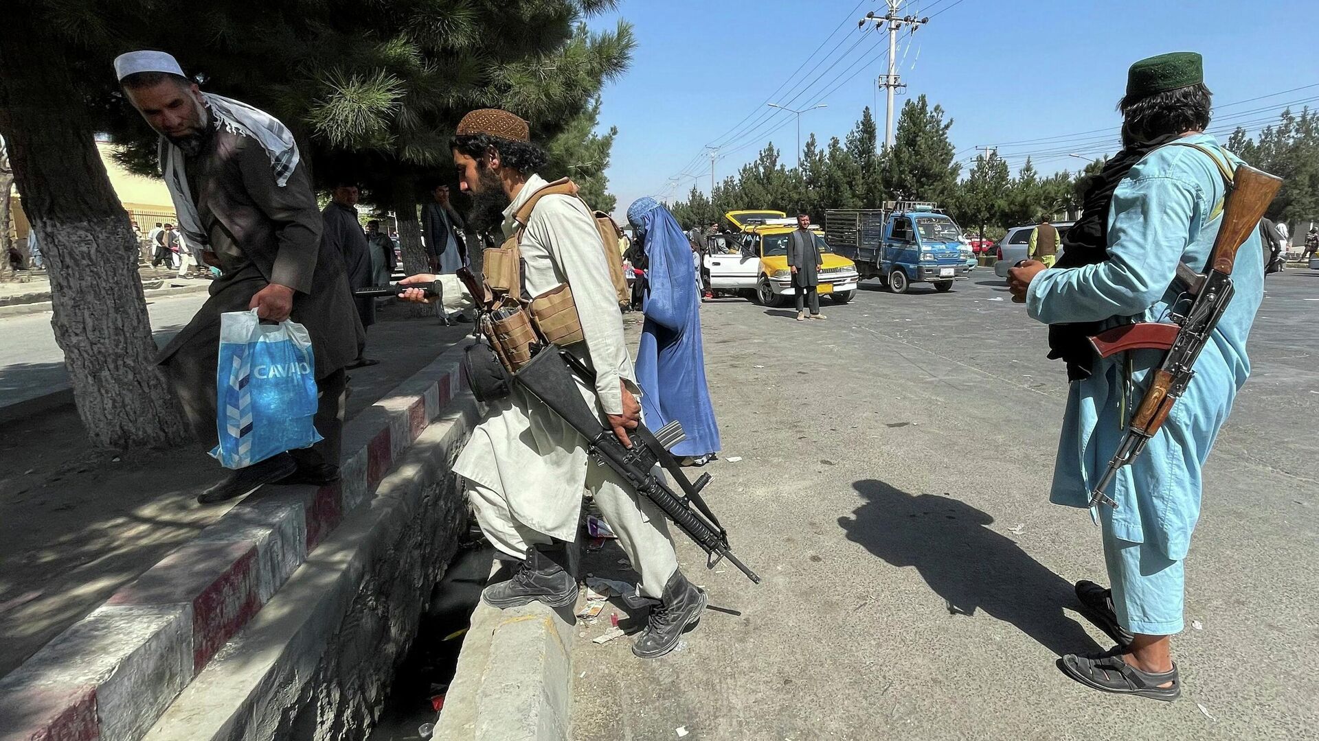 Боевики Талибана* в районе аэропорта Кабула - РИА Новости, 1920, 30.08.2021