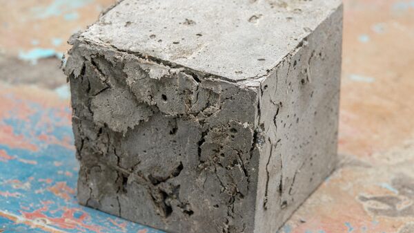 Деформированный прессом бетон при осевом сжатии