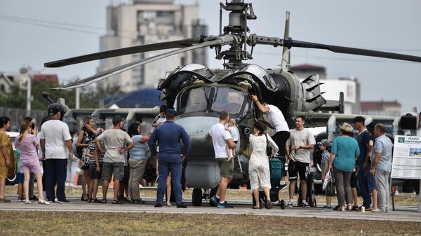 Посетители у вертолета Ка-52 Аллигатор на выставке вооружений Международного военно-технического форума Армия-2021 