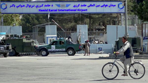 Члены Талибана* на въезде на территорию аэропорта Кабула