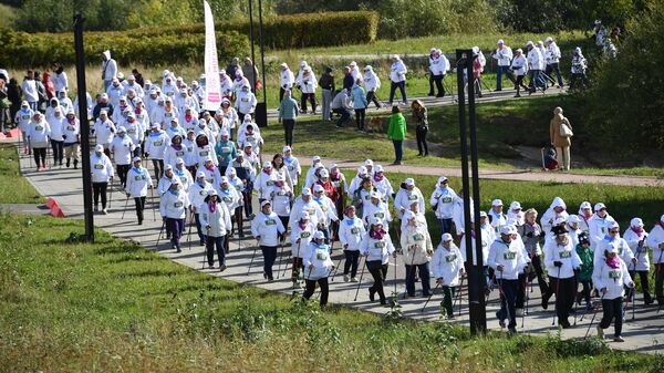 Участники массового марафона по скандинавской ходьбе среди пенсионеров