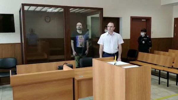 Блогер Евгений Дмитерко слушает решение суда об аресте 