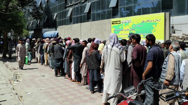 Афганцы в очереди в банк в Кабуле