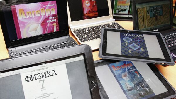 Ноутбуки и планшеты с разными электронными учебниками школы