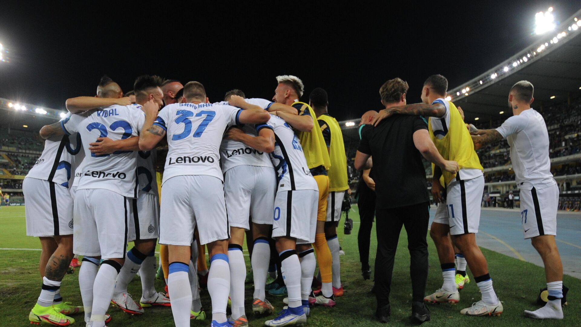 Футболисты Интера радуются победе - РИА Новости, 1920, 28.08.2021