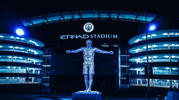 Статуя экс-игрока Манчестер Сити Венсана Компани у стадиона Этихад