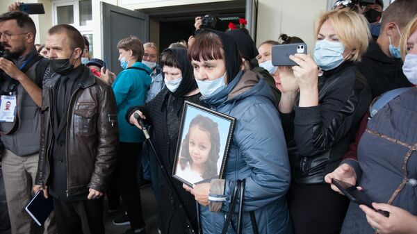 Родственники во время церемонии прощания с убитой в Тюмени школьницей Настей Муравьевой