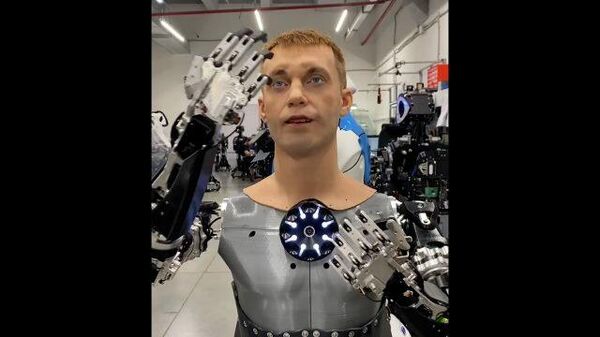 Демонстрация возможностей человека-робота с подвижными руками