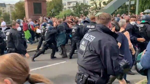 Столкновения участников уличных акций с полицией в Берлине