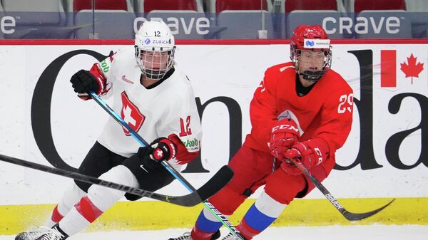 Российская хоккеистка Александра Вафина (справа) в матче ЧМ против Швейцарии
