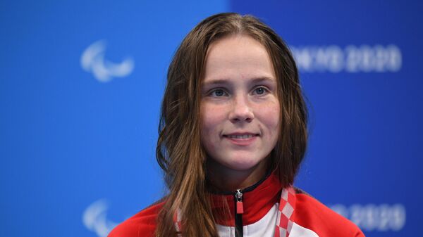 Российская спортсменка, член сборной России (команда ПКР) Юлия Шишова, завоевавшая бронзовую медаль в финальном заплыве на 50 метров на спине среди женщин в классе S3 на соревнованиях по плаванию на XVI Летних Паралимпийских играх, на церемонии награждения.
