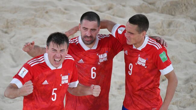 Российские спортсмены, члены сборной России радуются забитому мячу в финальном матче чемпионата мира по пляжному футболу 