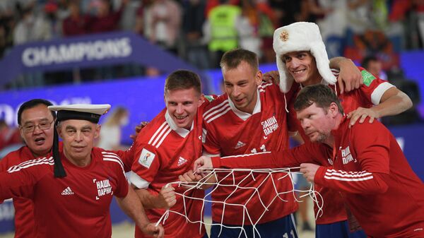 Российские спортсмены, члены сборной России (команда РФС) радуются победе в финальном матче чемпионата мира по пляжному футболу 2021 между сборными командами России и Японии.