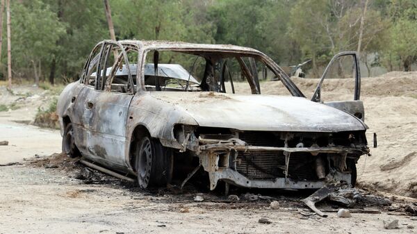 Сгоревший автомобиль, из которого была запущена ракета по аэропорту Кабула