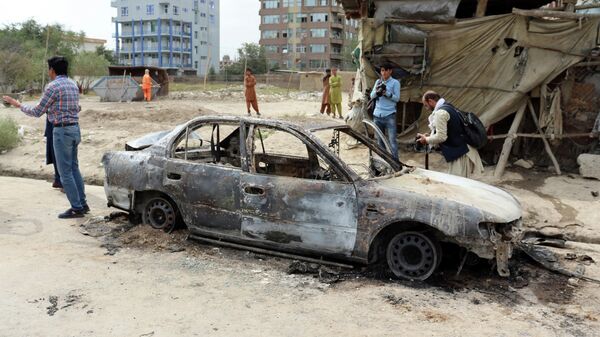 Сгоревший автомобиль, из которого была запущена ракета по аэропорту Кабула