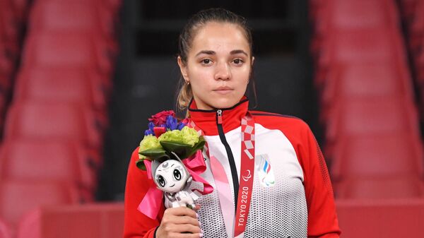 Российская спортсменка, член сборной России (команда ПКР) Маляк Алиева, завоевавшая серебряную медаль на соревнованиях по настольному теннису в женском одиночном разряде на XVI летних Паралимпийских играх в Токио, на церемонии награждения.