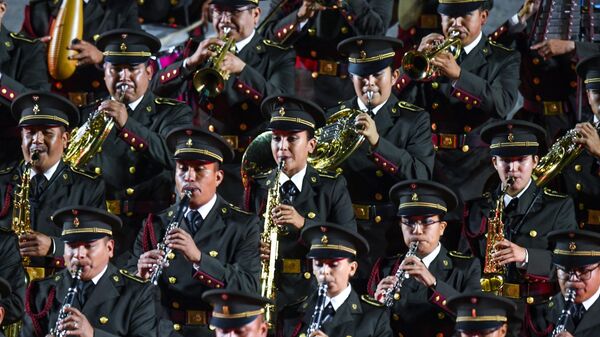 Военный оркестр Министерства обороны Мексики выступает на торжественной церемонии открытия XIV Международного военно-музыкального фестиваля Спасская башня на Красной площади в Москве