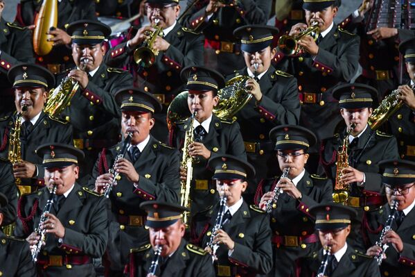 Военный оркестр Министерства обороны Мексики выступает на торжественной церемонии открытия XIV Международного военно-музыкального фестиваля Спасская башня на Красной площади в Москве