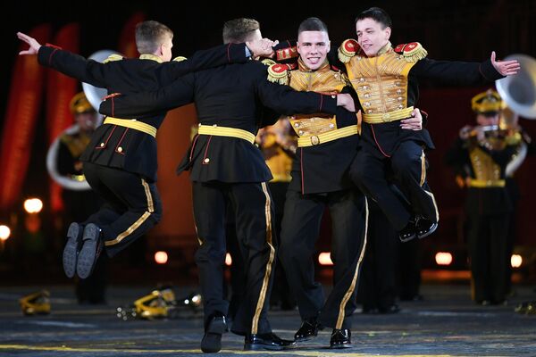 Участники Центрального военного оркестра Министерства обороны РФ на торжественной церемонии открытия XIV Международного военно-музыкального фестиваля Спасская башня на Красной площади в Москве