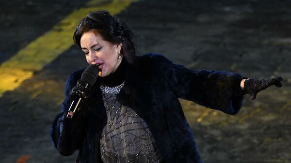 Певица Тамара Гвердцители выступает на торжественной церемонии открытия XIV Международного военно-музыкального фестиваля Спасская башня на Красной площади в Москве