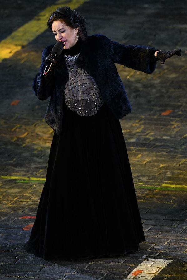 Певица Тамара Гвердцители выступает на торжественной церемонии открытия XIV Международного военно-музыкального фестиваля Спасская башня на Красной площади в Москве
