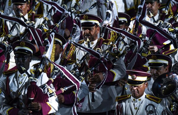 Военный оркестр Вооружённых сил Катара выступает на торжественной церемонии открытия XIV Международного военно-музыкального фестиваля Спасская башня на Красной площади в Москве