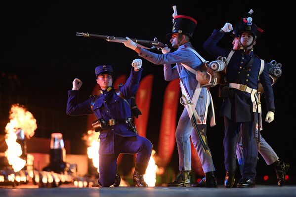 Исторический парадный взвод Академии генерального штаба Греции на торжественной церемонии открытия XIV Международного военно-музыкального фестиваля Спасская башня на Красной площади в Москве