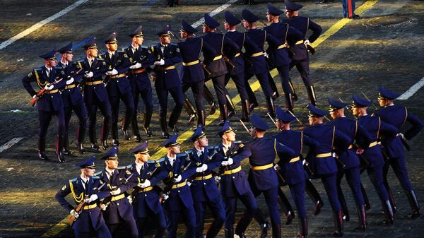 Рота почетного караула Вооруженных сил Белоруссии на торжественной церемонии открытия XIV Международного военно-музыкального фестиваля Спасская башня на Красной площади в Москве